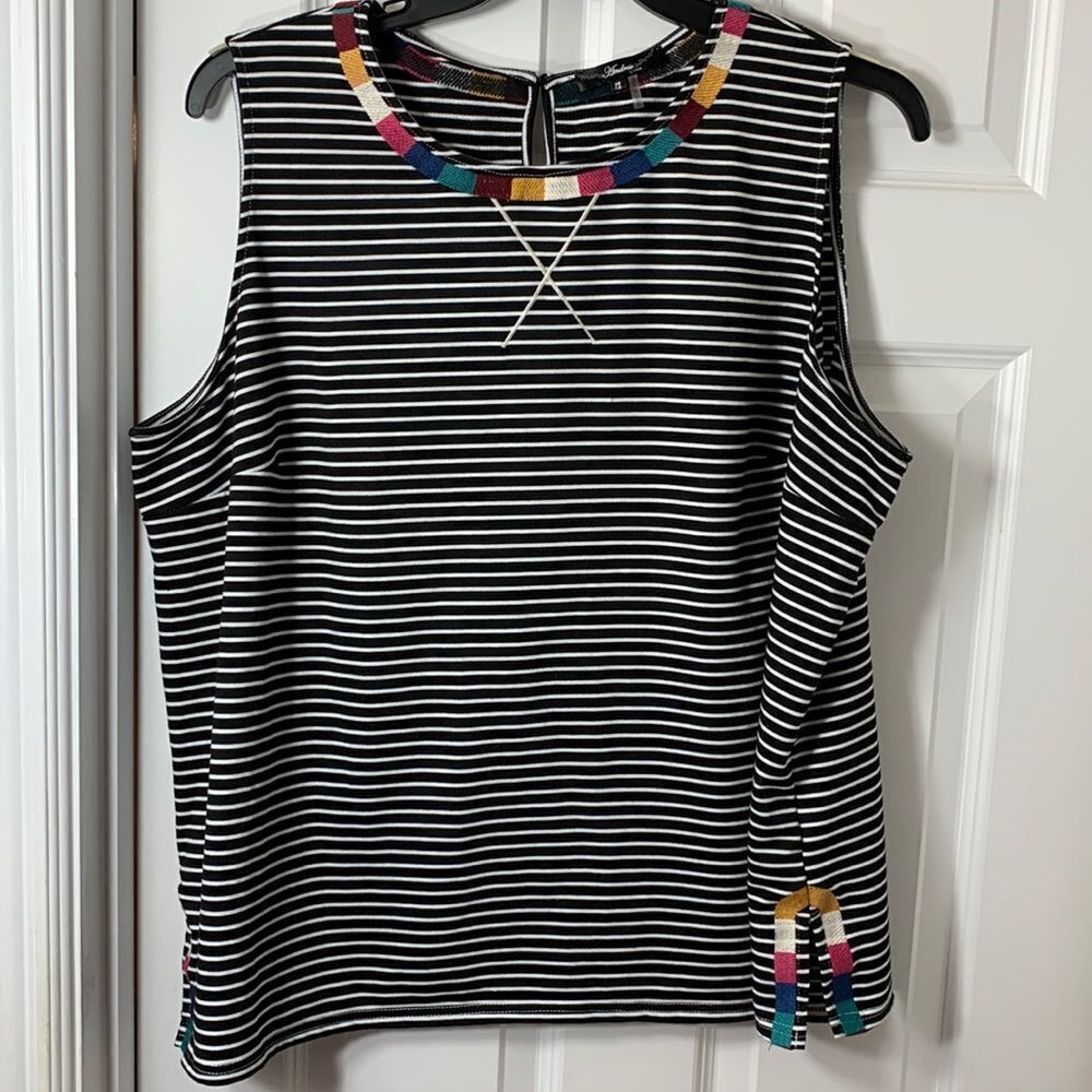 ANDREE by Unit Size 1X sleeveless top with embroidery detail